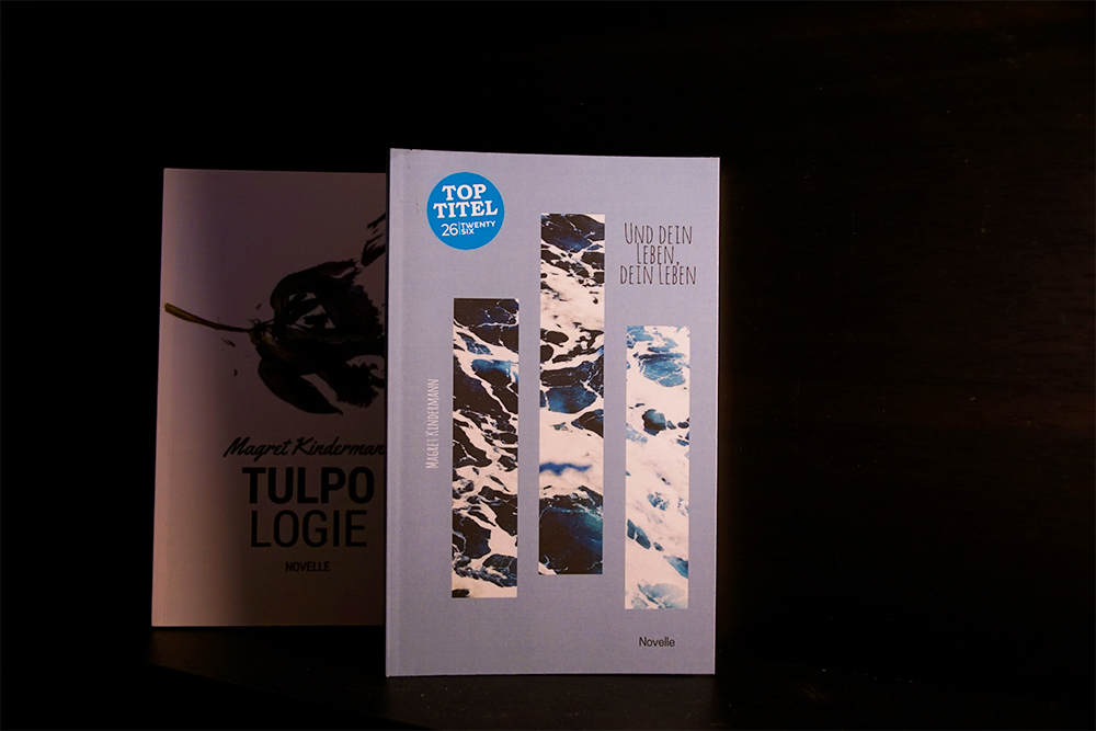 Buchcover von Und dein Leben, dein Leben. Im Hintergrund das Cover der Tulpologie. Foto: Kia Kahawa